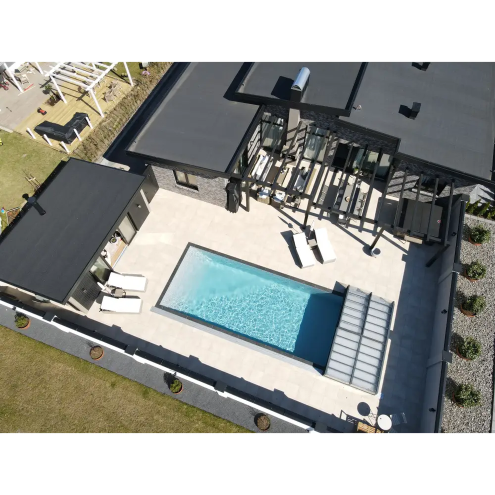 Rektangulär pooltime exklusiv 12mm pp pool 4 x 10 x 1,5 m med klart blått vatten, beige klinkergolv och mörkgrå pooltak