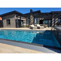 Rektangulär pooltime exklusiv pool med klarblått vatten och mörkgrå kaklade kanter vid modernt stenhus är perfekt att köpa pooltak till