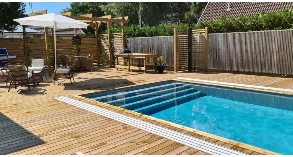 Pooltime Exklusiv 12mm rektangulär pool med trädäck och klart blått vatten