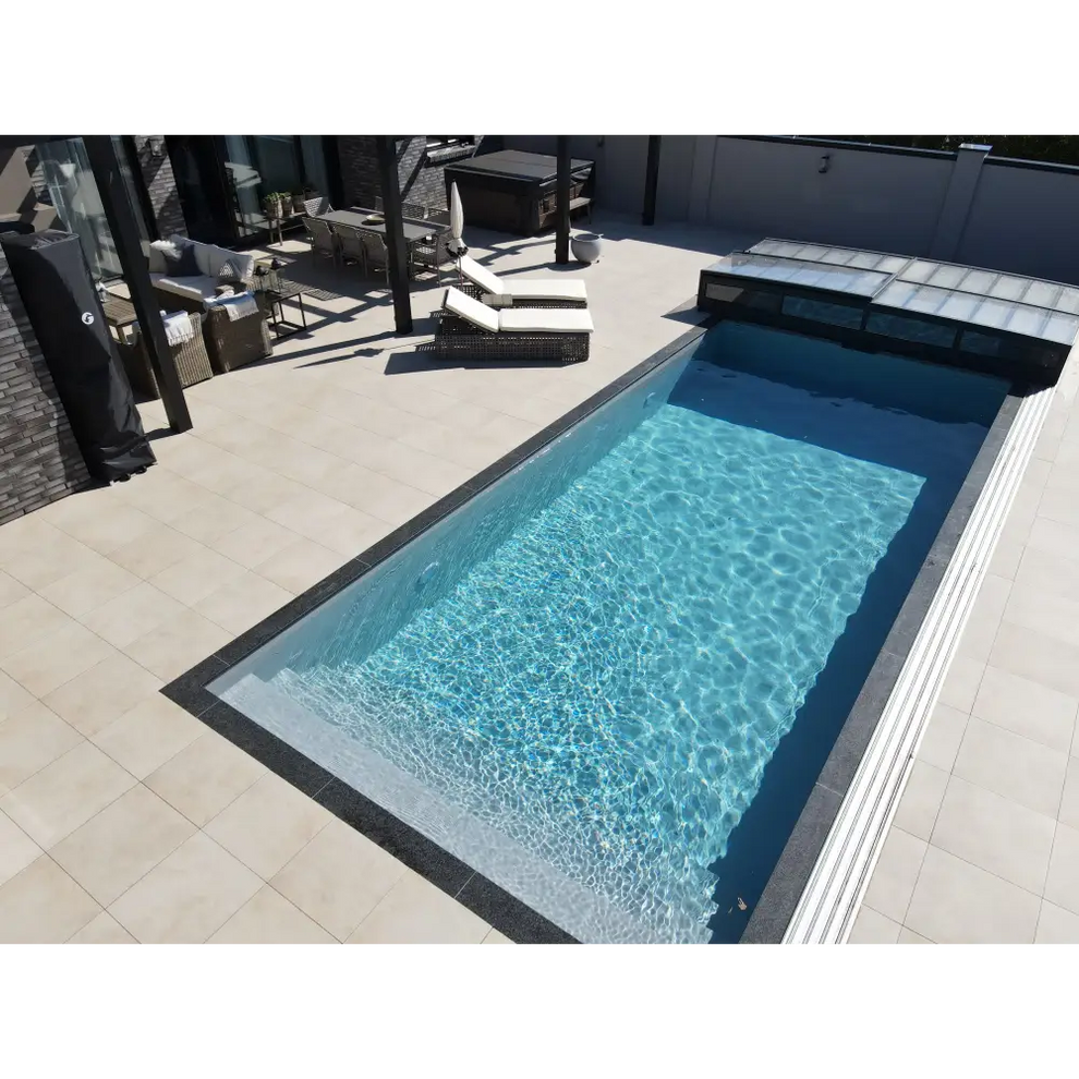 Rektangulär pool med klarblått vatten och svart kaklad kant i modern uteplats pooltime exklusiv 12mm pp 4 x 12 x 1,5 m att köpa pooltak