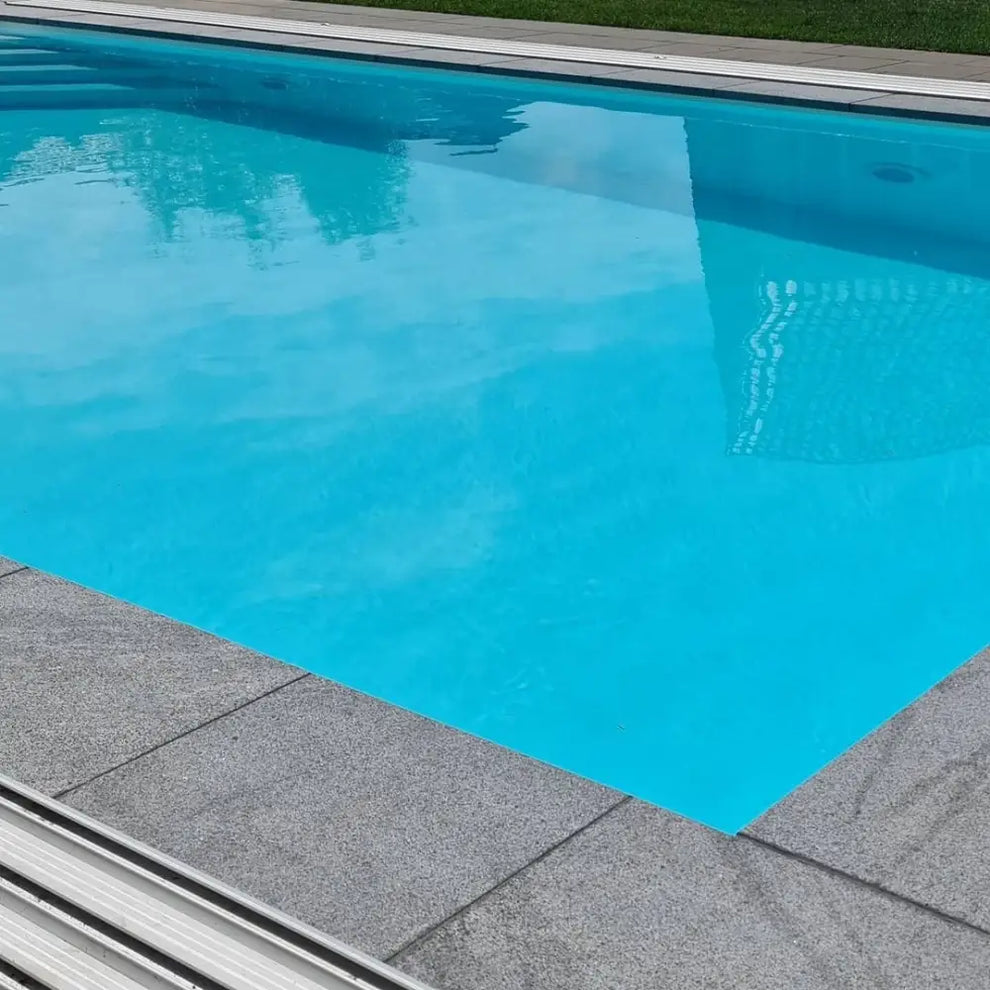 Pooltime Exklusiv 12mm rektangulär pool med klar blå vatten och trädäck