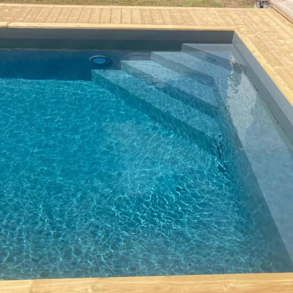Modern Pooltime Exklusiv 12mm rektangulär pool med trädäck och blåvatten