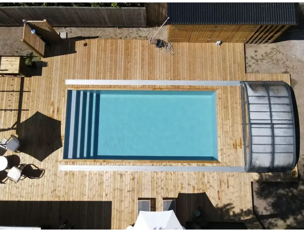 Pooltime Exklusiv 12mm rektangulär pool med trädäck och klarblått vatten