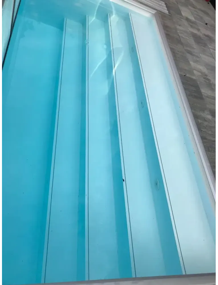 Pooltime exklusiv 12mm rektangulär pool med klarblått vatten och banlinjer