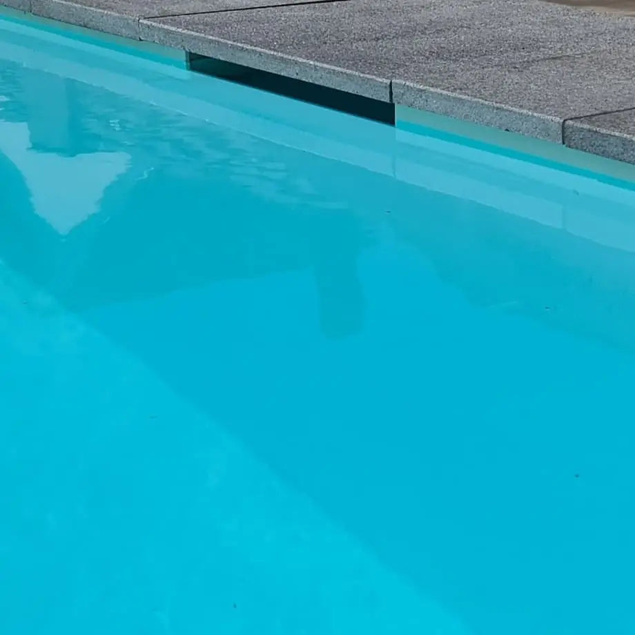 Pooltime Exklusiv 12mm rektangulär pool med klart turkost vatten och grå betongplattor