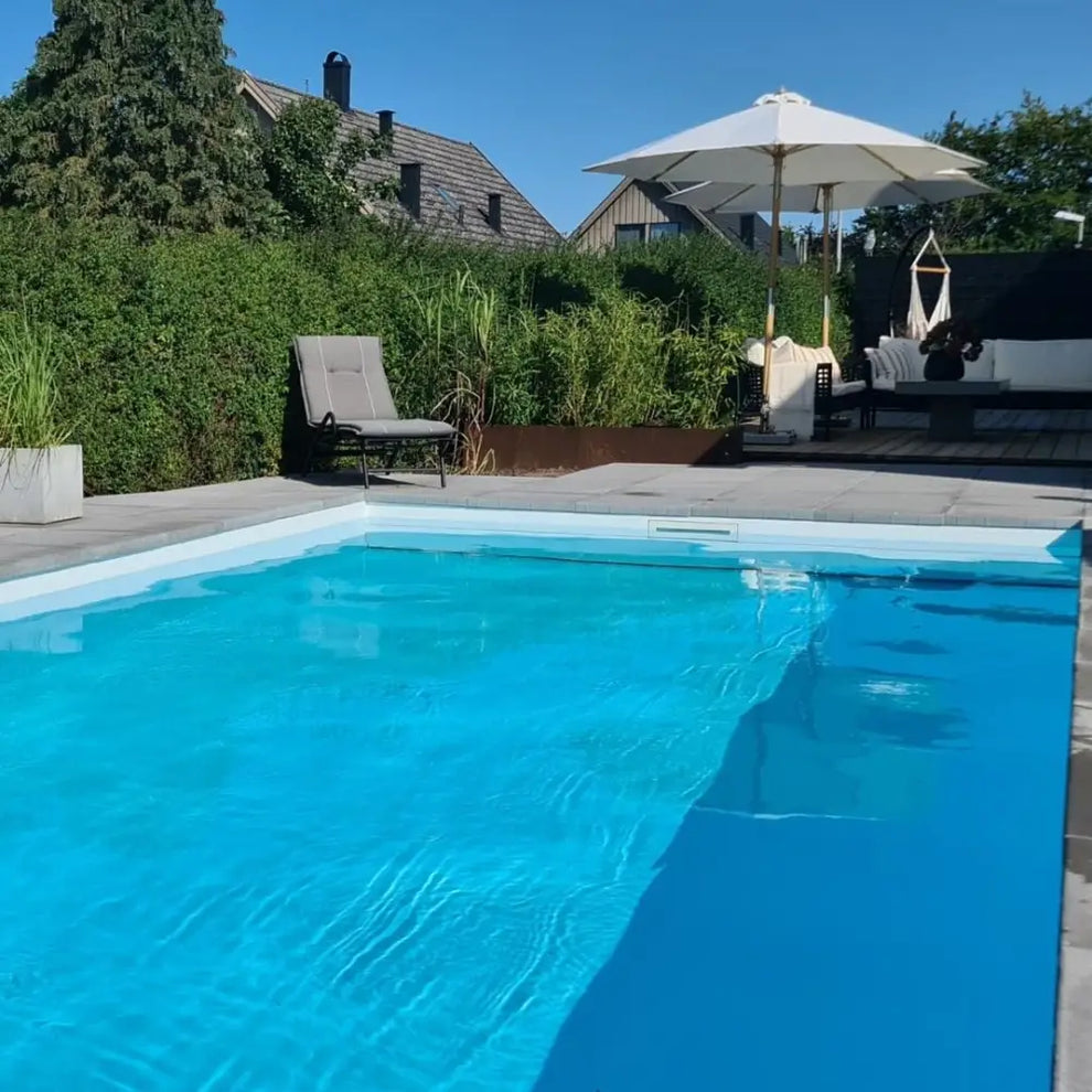 Pooltime Exklusiv 12mm rektangulär pool med klart blått vatten och vit kakelkant