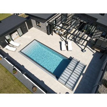 Pooltime Exclusive PP-pool, 12 mm – 4 x 12 x 1,5 m, rektangulær form, klart blåt vand, mørkegrå flisebelagt trappe, køb pool og pooltag