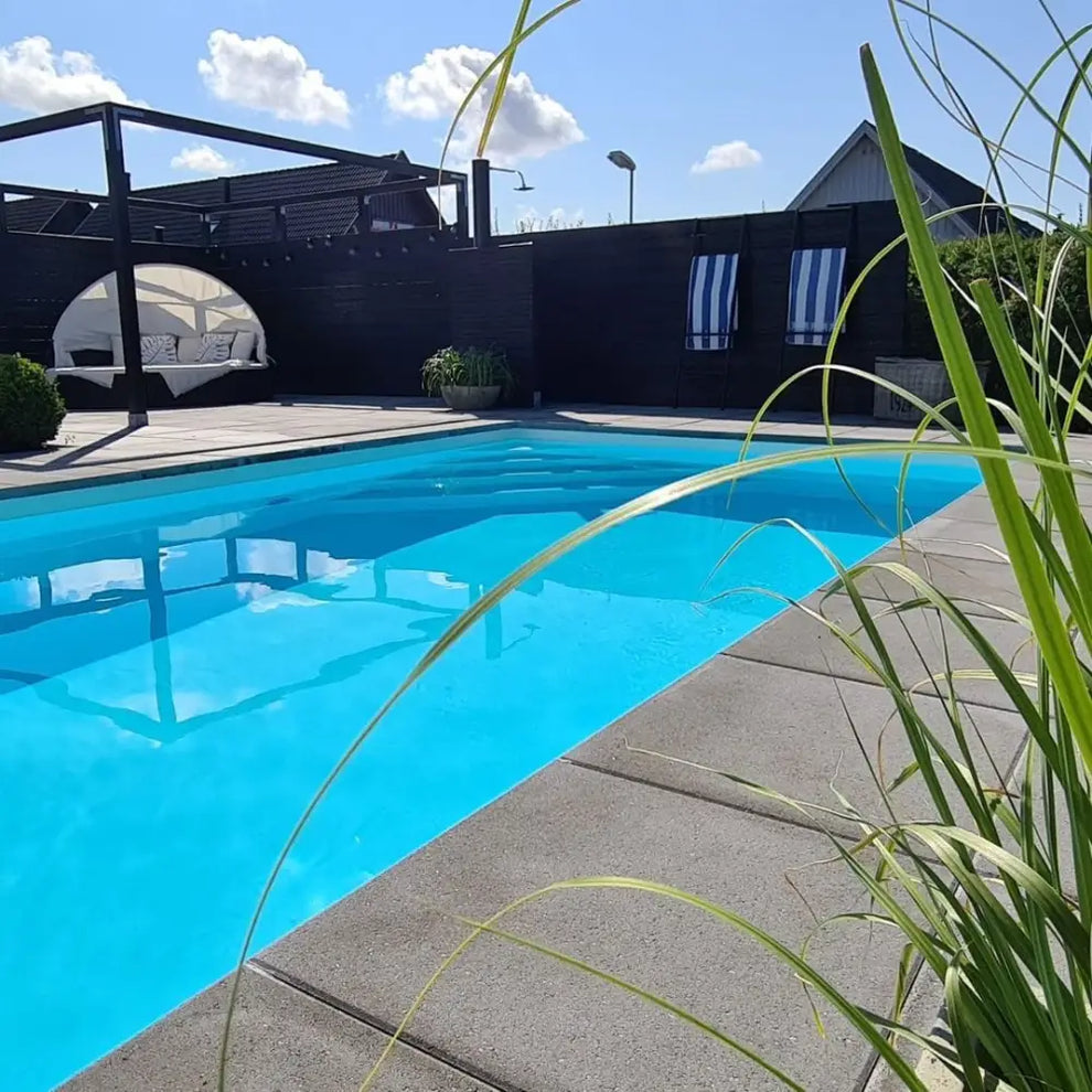 Pooltime Exklusiv 12mm rektangulär pool med kristallklar blå vatten och grönt gräs