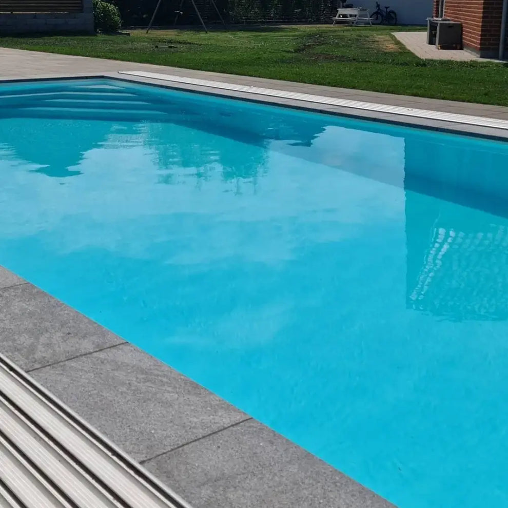 Pooltime exklusiv 12mm rektangulär pool med klar blå vatten och grå stenkanter