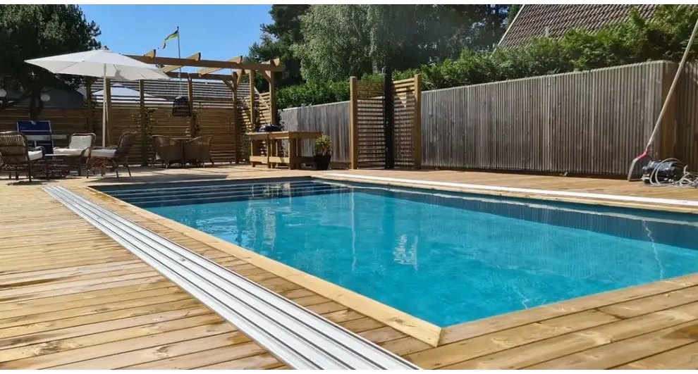 Pooltime Exklusiv 12mm rektangulär pool med klart blått vatten och trädäck