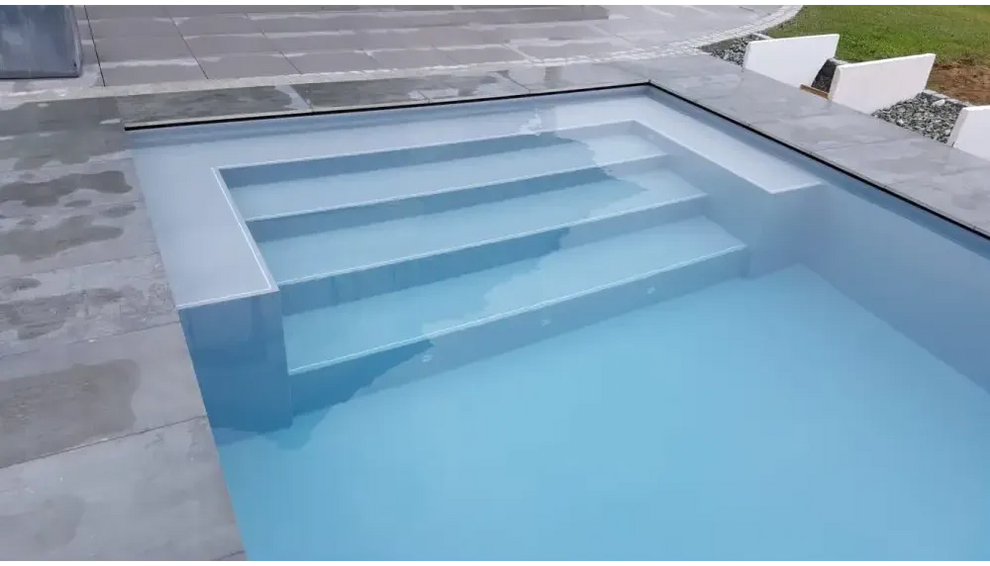 Modern Pooltime Exklusiv 12mm rektangulär pool med klart blått vatten och integrerade steg