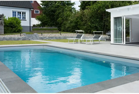 Pooltime Exclusive-pool, 12 mm – rektangulær form, klart blåt vand, grå betonkanter
