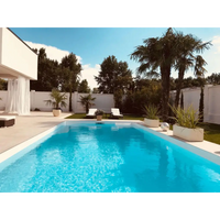 Klar turkost pool exklusiv 4x8x1,5 m med vita kakelkanter och modern möbel