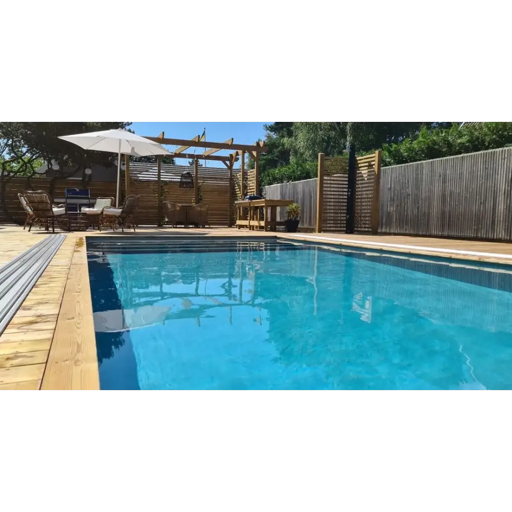 Pooltime Exklusiv 12mm PP pool med rektangulär form, klart blått vatten och träträdkant