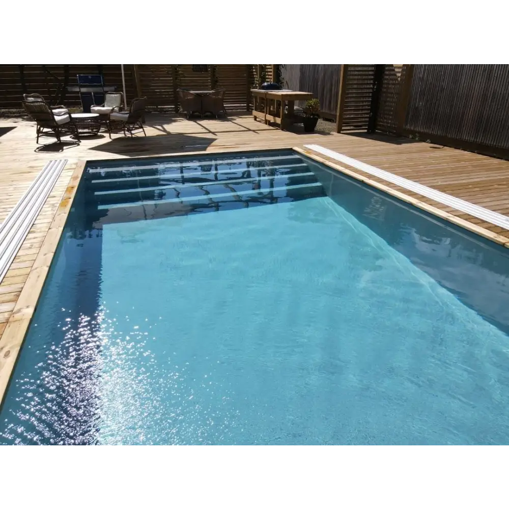 Pooltime Exklusiv pool med rektangulär form, klart blått vatten och träträdkant