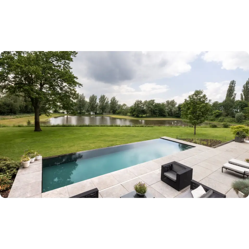 Exklusiv infinity pool med turkost vatten och svart kakel