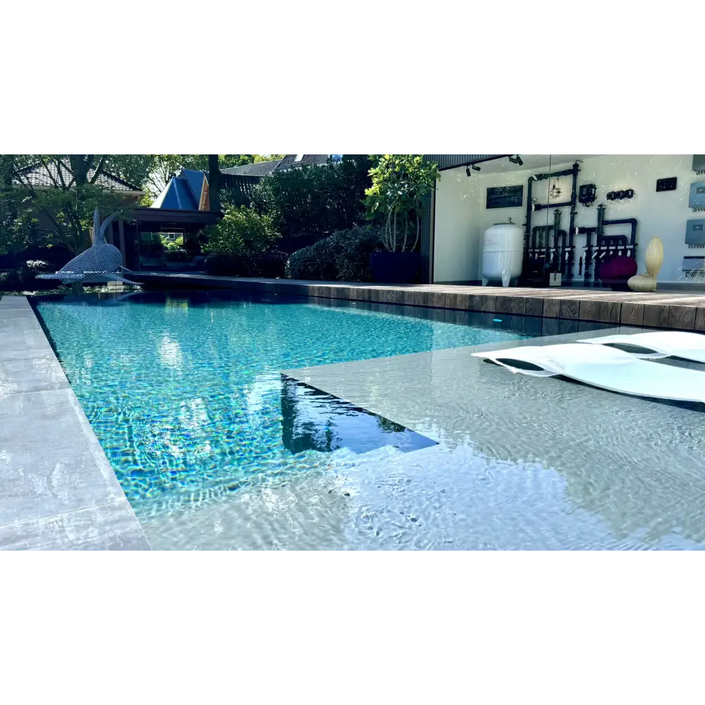 Pooltime Exklusiv Infinity med turkost vatten och svart kakel