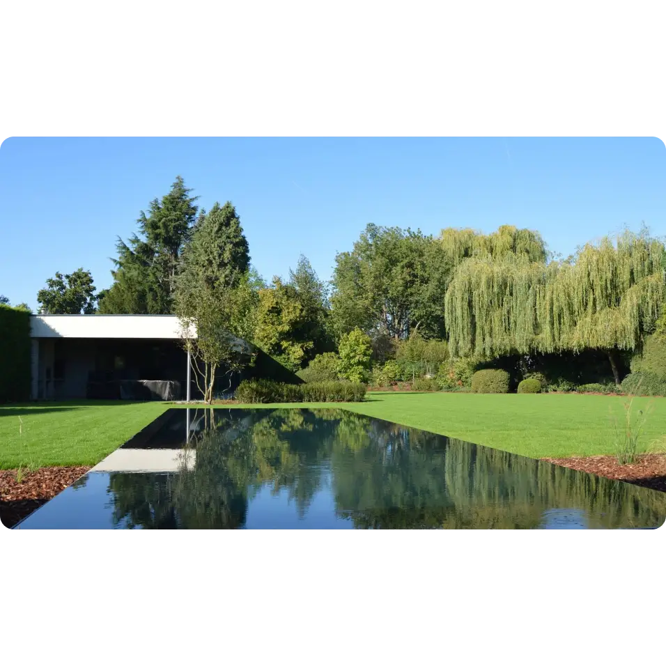 Modern vit hus vid Pooltime Exklusiv Infinity pool i grön trädgård