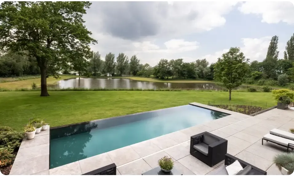Pooltime Exclusive Infinity-pool – turkisblåt vand, sorte fliser