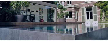 Pooltime Exclusive Infinity-pool – turkisblåt vand, sorte fliser