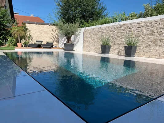 Pooltime Exclusive Overflow-pool – rektangulær form, klart blåt vand, lysegrå flisekant