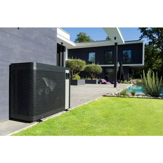 Svart mesh-täckt poolvärmepump Zodiac Z260iQ MD5 13kW vid modernt hus