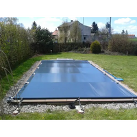 Blå pool inkl handenhet på gräsmatta i trädgård