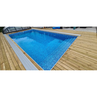 Thermopool Premium Plus rektangulär pool med blå mosaik och trädeck