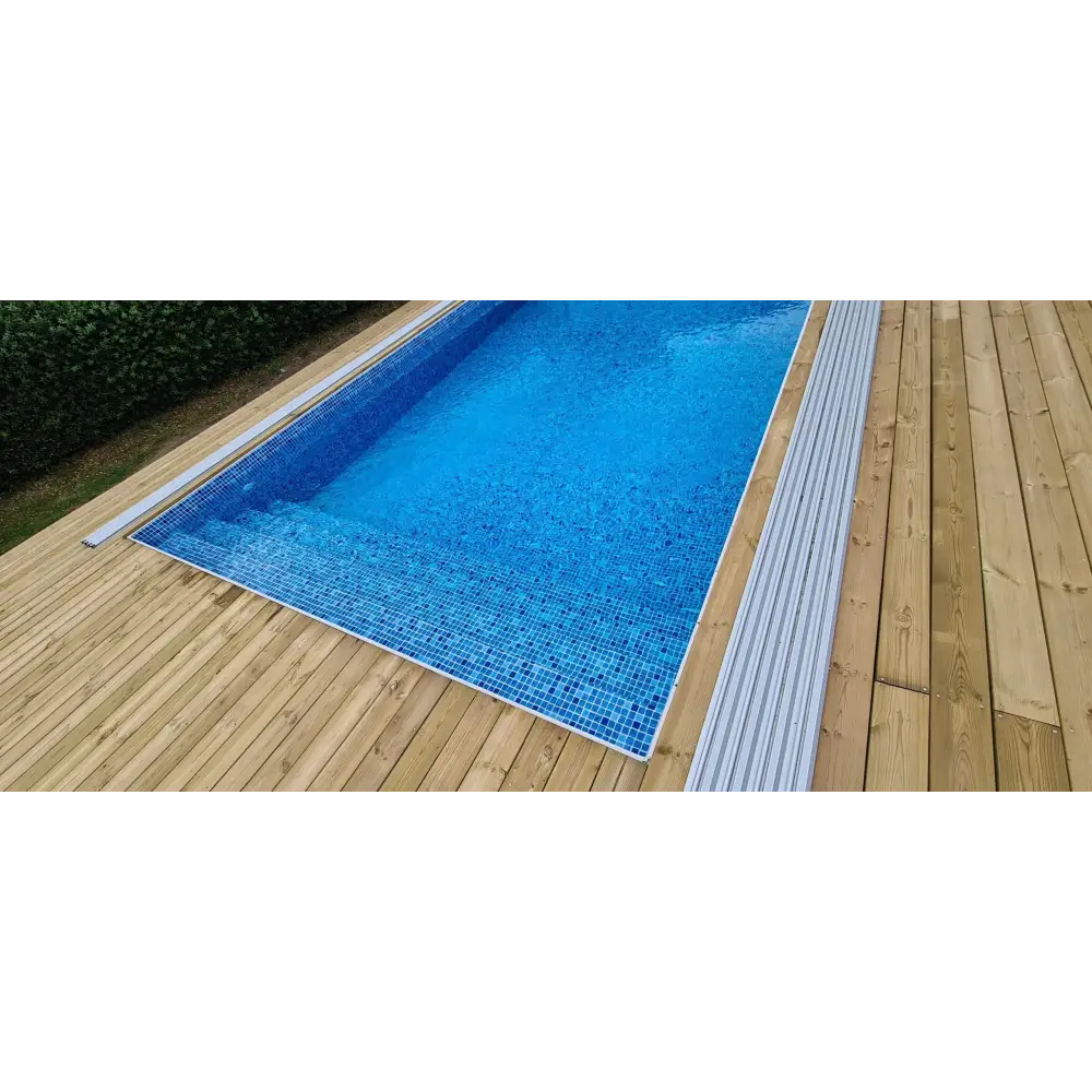 Thermopool Premium Plus rektangulär pool med blå mosaik och trädäck