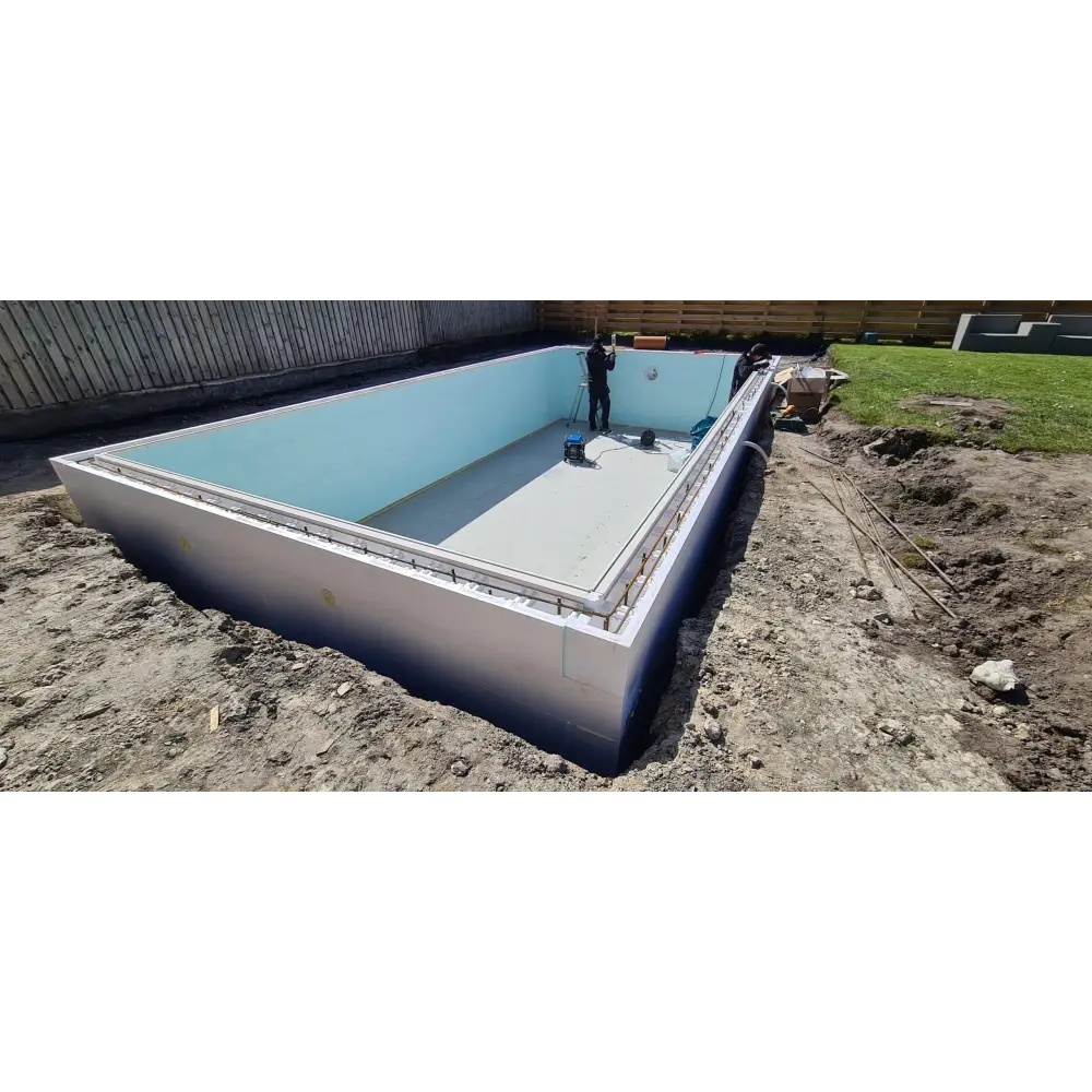 Rektangulär ingroundpool med ljusblå interiör och vita betongväggar, Thermopool Premium