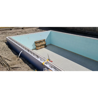 Blå betongpool under byggnation med ljusblå väggar och träpall, Thermopool Premium Plus