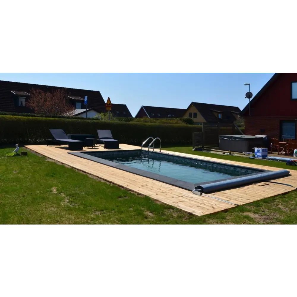 Thermopool Premium Plus rektangulär pool med mörkblått vatten och svart kant på trädeck