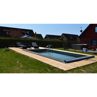 Thermopool Premium Plus rektangulär pool med mörkblått vatten och svart kant på trädeck