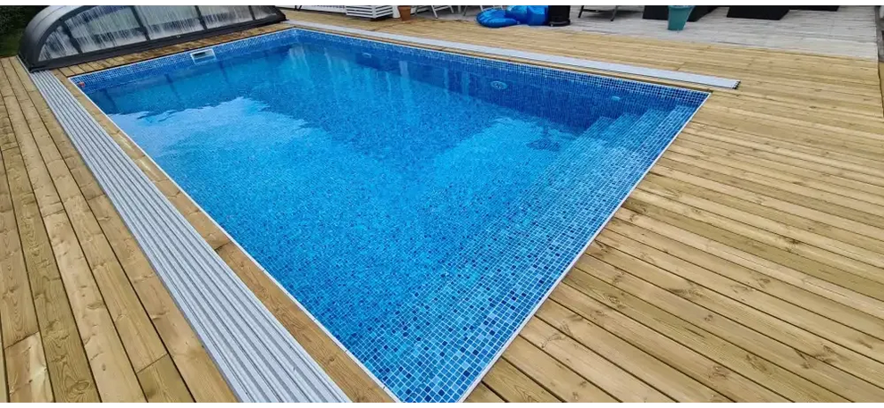 Thermopool Standard med blå mosaik och silverkant på trädeck