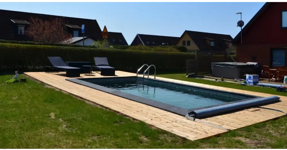 Thermopool Standard med rektangulär pool, blå mosaik och mörkblått vatten