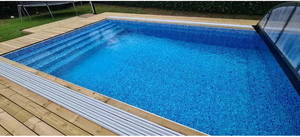 Thermopool Standard med blå mosaik och silverkant, rektangulär pool med trädäck