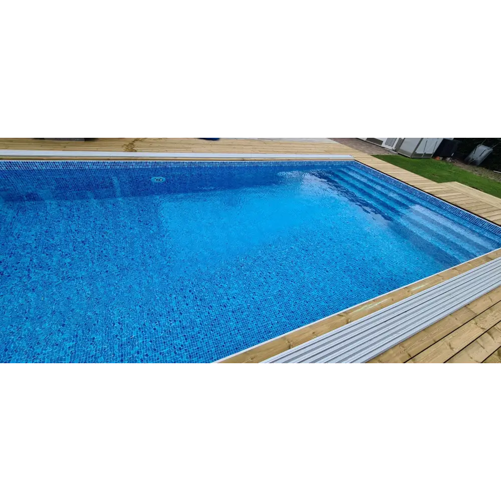Thermopool Standard Plus rektangulär pool med blå mosaik och trädeck