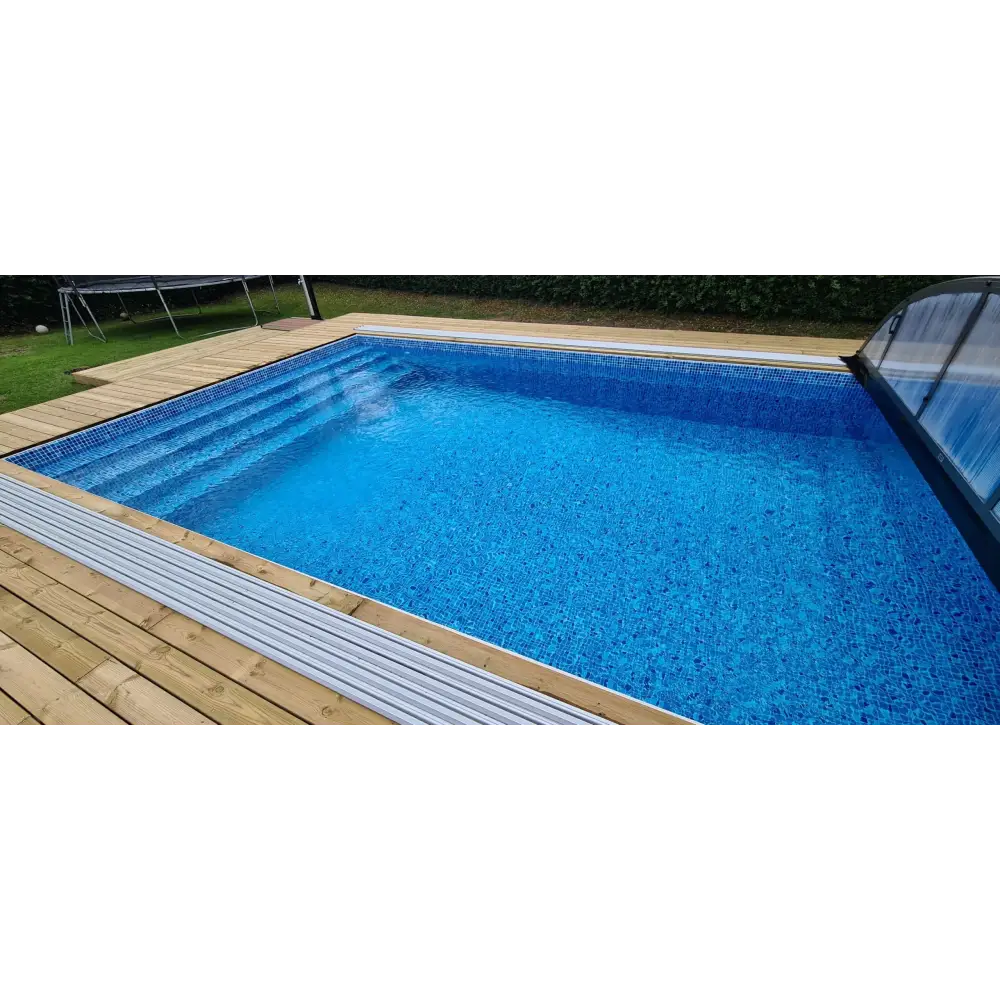 Thermopool Standard Plus rektangulär pool med blå mosaik och trädäck