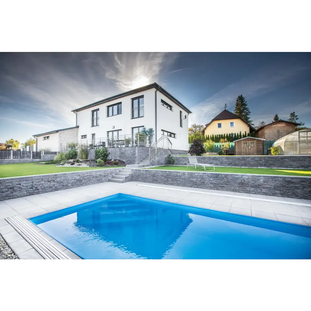 Modern vit tvåvåningshus med mörkgrå stenaccent och stora fönster i ThermoPP Poolpaket QBig 3×5