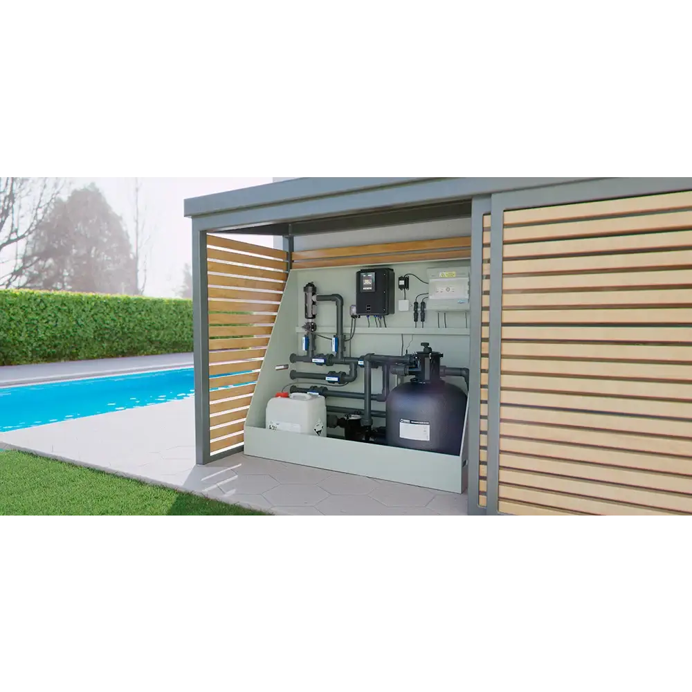 Svart cylindrisk ThermoPP Poolpaket QBig poolfiltertank med rör och paneler i modern utbyggnad