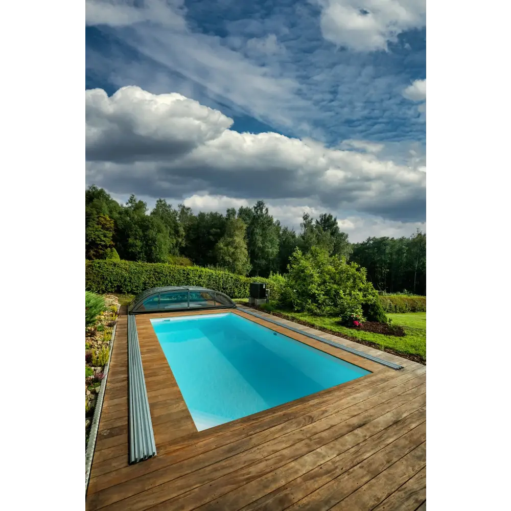 ThermoPP Poolpaket QBig rektangulär pool med klart blått vatten och glasöverbyggnad