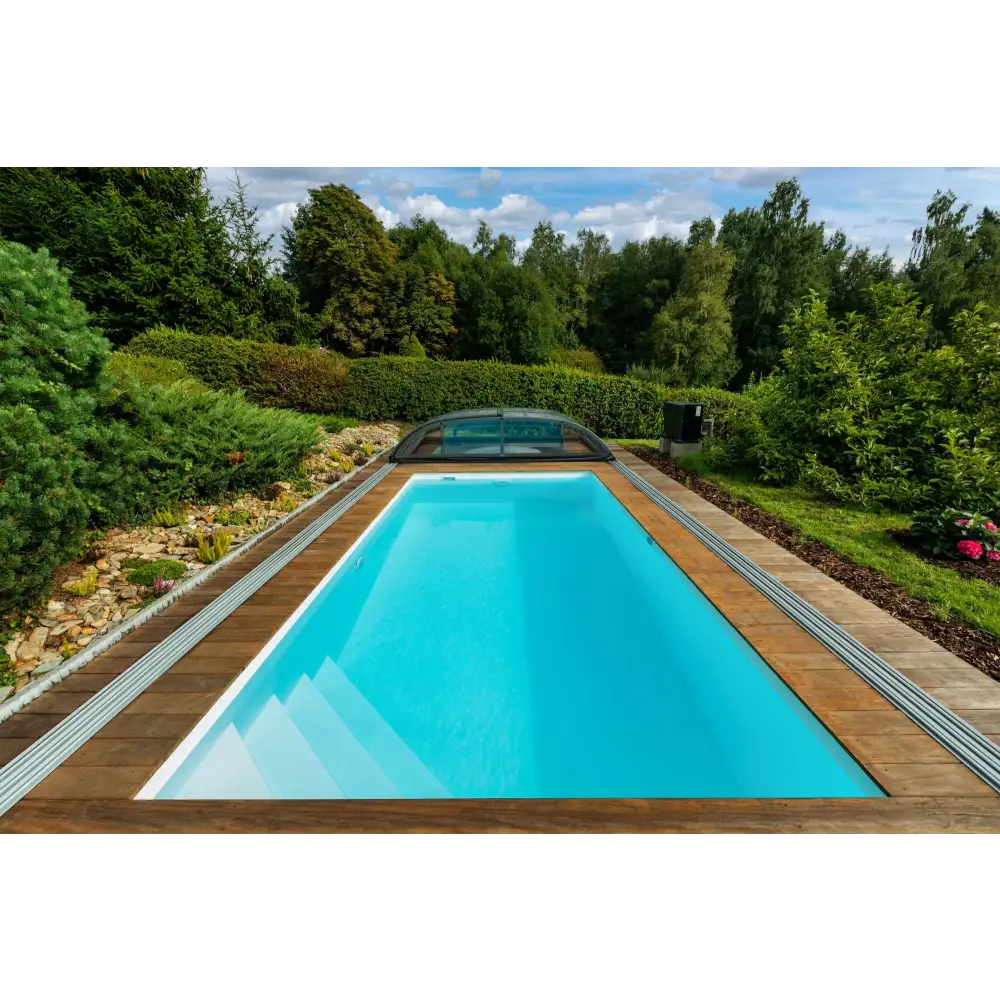 Rektangulär ThermoPP Poolpaket QBig 3×5 med klart blått vatten, trädeck och grönska