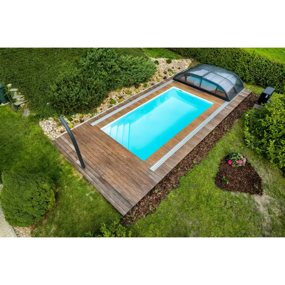 Rektangulär ThermoPP Poolpaket QBig med klart blått vatten, trädeck och glasöverbyggnad