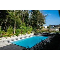 Rektangulär ThermoPP Poolpaket QBig 3.5×8 med klart blått vatten, grå kakel och grönska