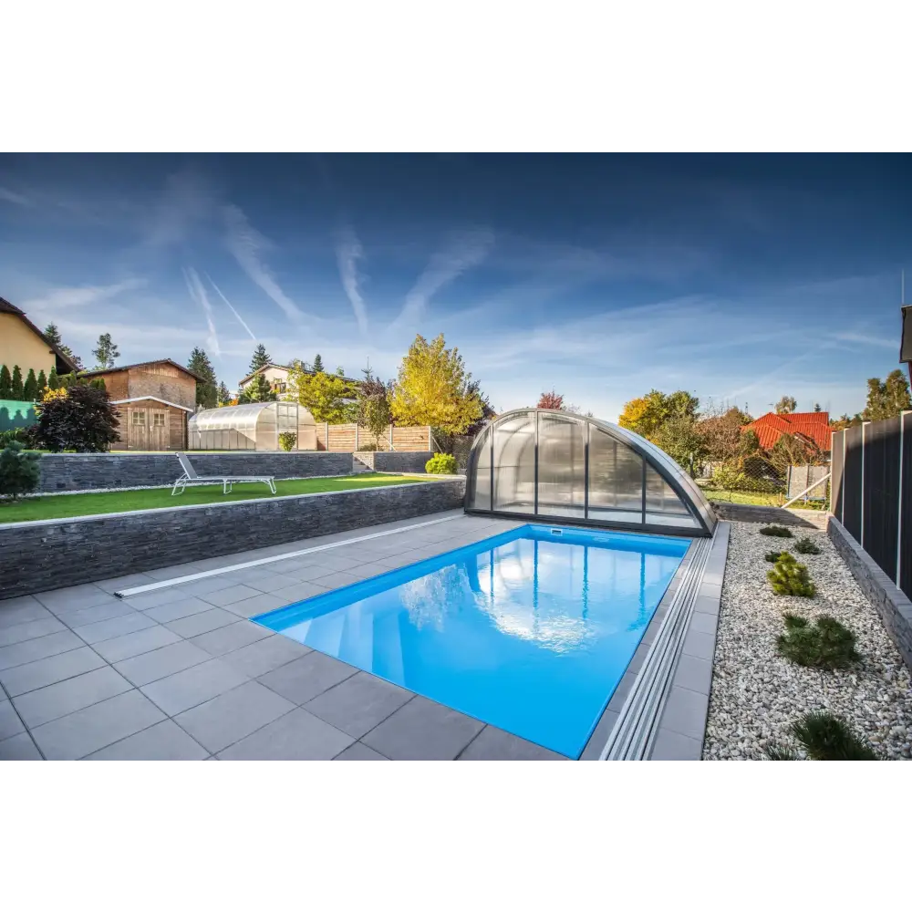 Blå rektangulär pool med genomskinlig valv och grå stenplattor, ThermoPP Poolpaket QBig 3.5×8