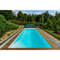 ThermoPP Poolpaket QBig 3×6 med rektangulär pool i klart blått vatten, trädeck och grönska