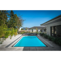 Rektangulär Thermopp PP Pool med klart blått vatten och grå stenplattor