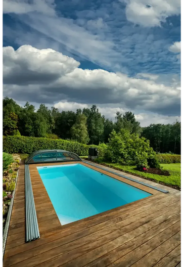 Rektangulær pool – klart blåt vand, moderne villa, illustration til budgetplanlægning for en pool