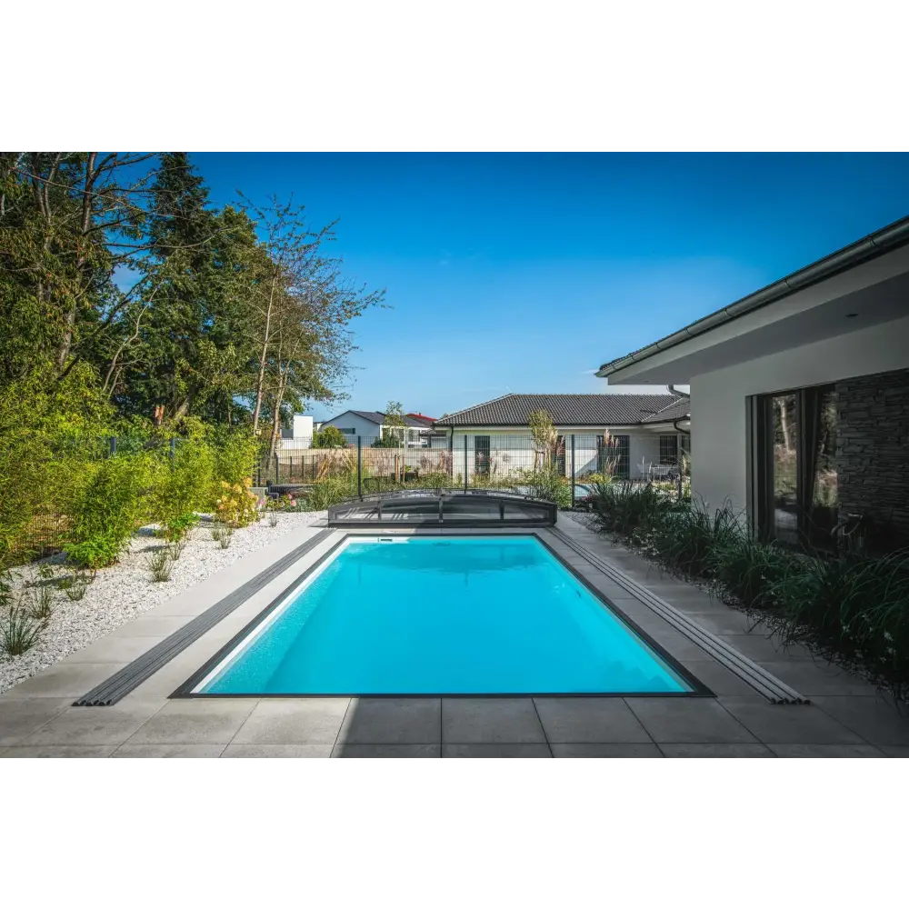 Rektangulär ThermoPP Poolpaket QBig 3×7 med klart blått vatten och grå stenplattor