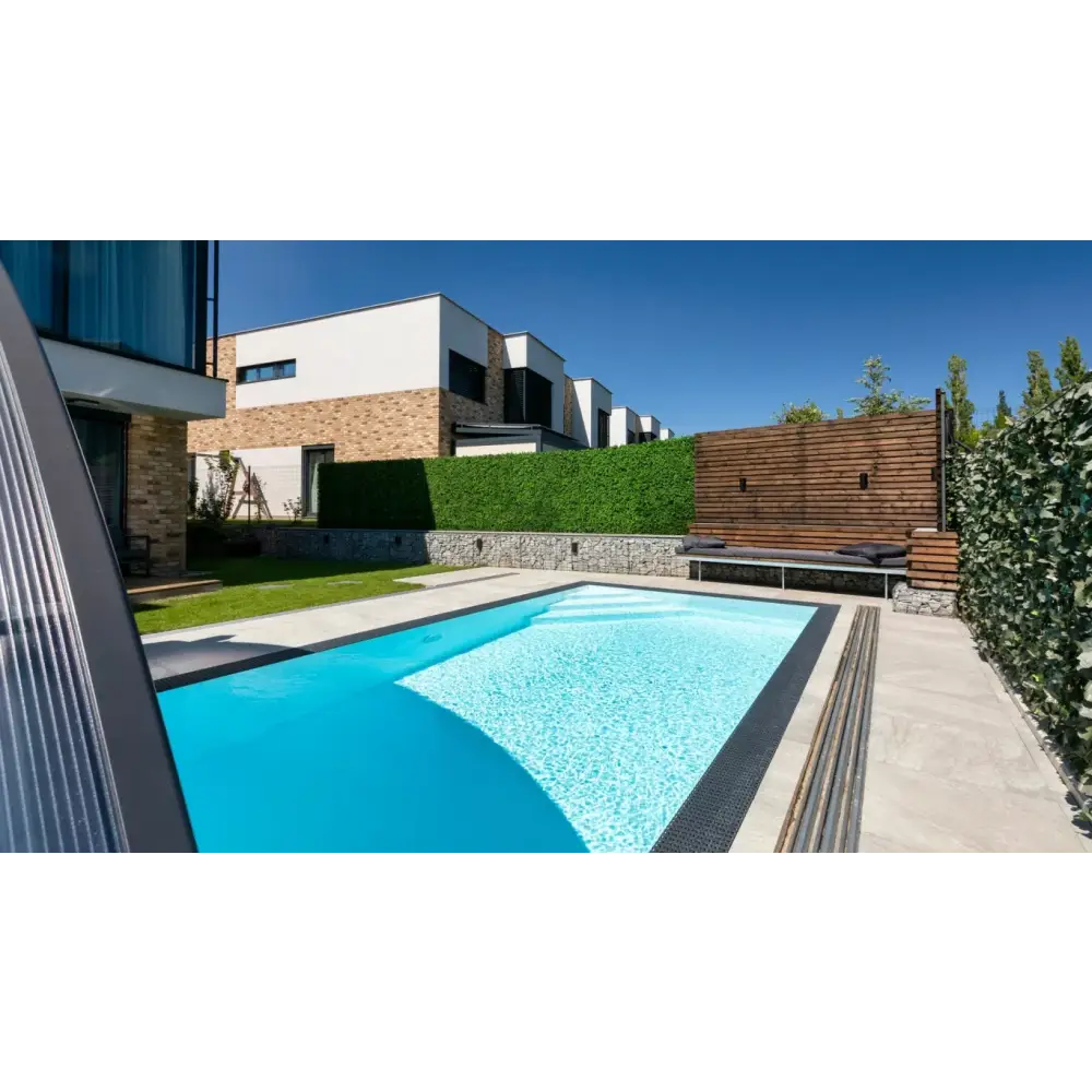 Rektangulär pool med klart blått vatten och svarta kakelkanter i ThermoPP Poolpaket Qbig Overflow 3×6